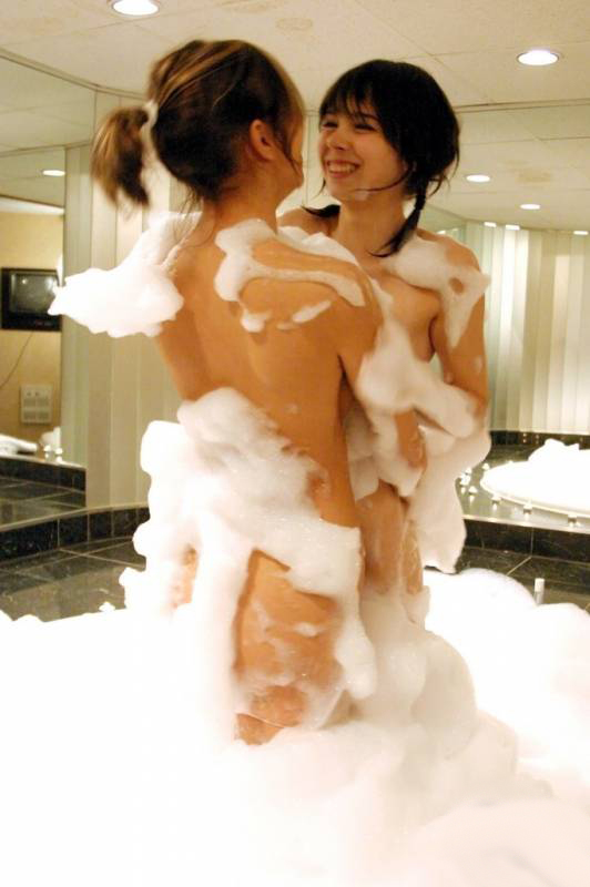 Фото голых лесбиянок в ванной